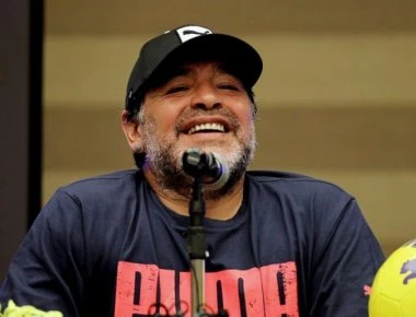 «Εξερράγη» ο Μαραντόνα μετά την ήττα της ομάδας του- Έπαιξε «ξύλο» με οπαδούς (βίντεο)